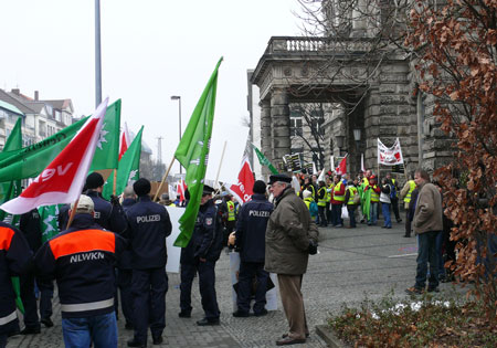 Vor dem Finanzministerium