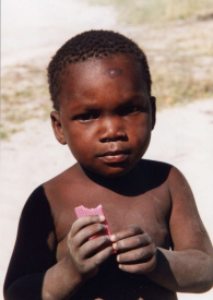 Dieser Junge aus Botswana hat noch Kekse zu essen, aber vielleicht ben&ouml;tigt er einmal unsere Hilfe.