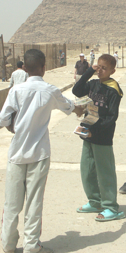 Kinder als Verk&auml;ufer von Ansichtskarten. Die Touristen gehen achtlos an dieser Kinderarbeit in &Auml;gypten vorbei.